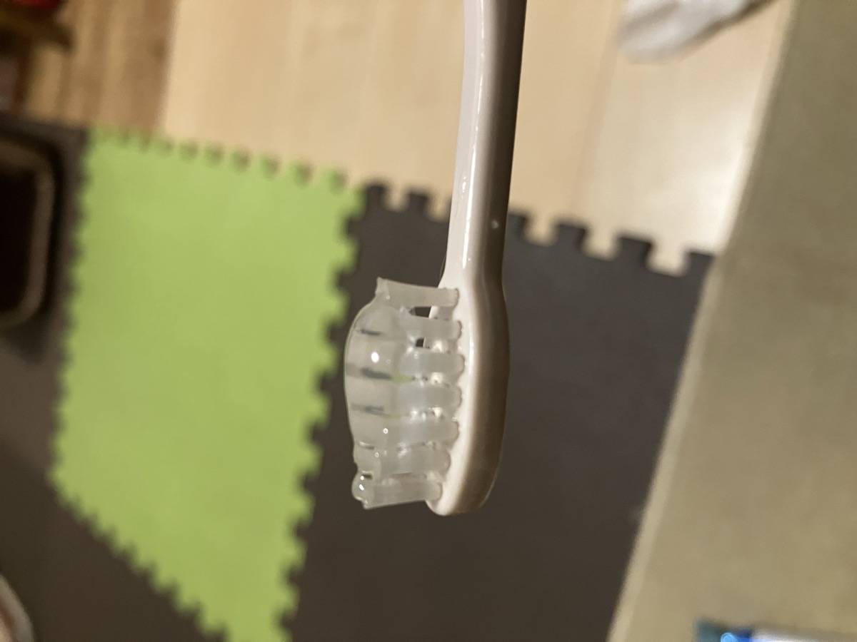 歯ブラシに歯みがきジェルを乗せたところ。1回分はこの量