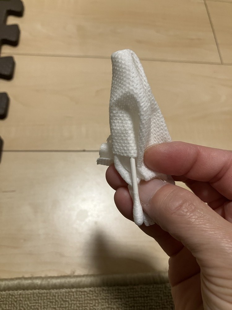 綿棒にシートを巻きつける